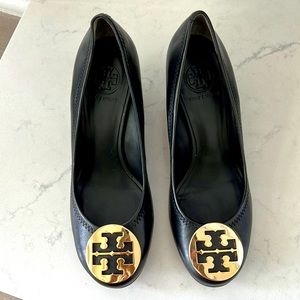 Tory Burch Sally Logo Wedge Pump, Black/Gold.